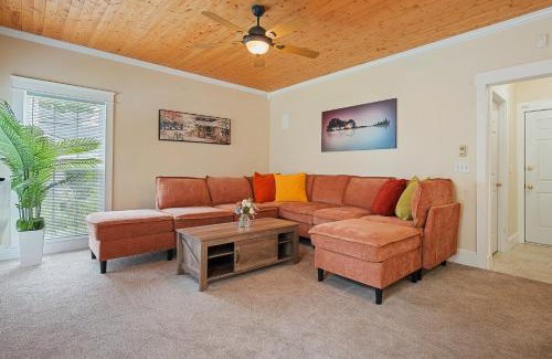 North Charleston Apartamento | Low Country Gem with Heated Pool Games and Hot Tub