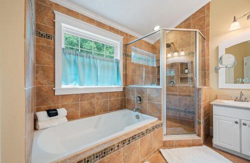 North Charleston Apartamento | Low Country Gem with Heated Pool Games and Hot Tub