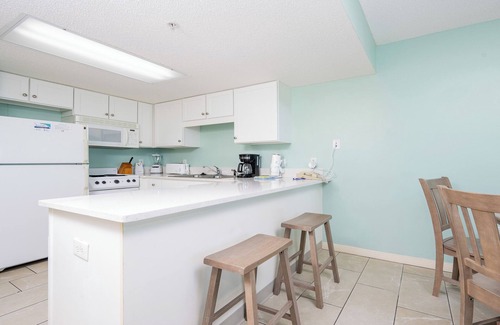 Gulf Shores Condominio | LOW FLOOR! Sunrise View! ~ HOTEL on the BEACH! Full Kitchen