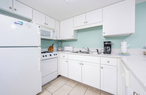 Gulf Shores Condominio | LOW FLOOR! Sunrise View! ~ HOTEL on the BEACH! Full Kitchen