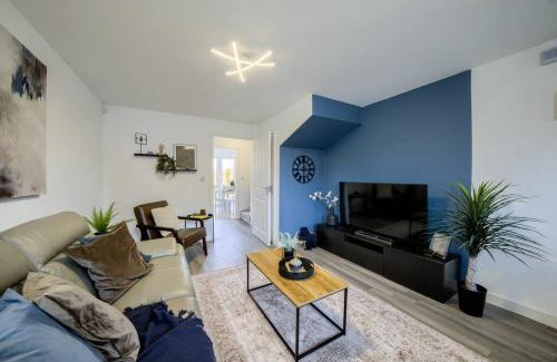 Cranfield Casa | Low Rate 3 Bedroom House near Milton Keynes Bowl, Sleeps 6, with Free Wi-Fi, Full Kitchen, Garden and Free Parking - 1BYC