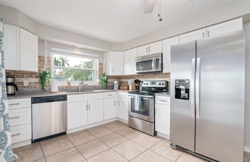 Caloosahatchee Casa | Lowest Prices of the year! Tropical Oasis 5 min to Downtown+Beach Gear+Hot Tub