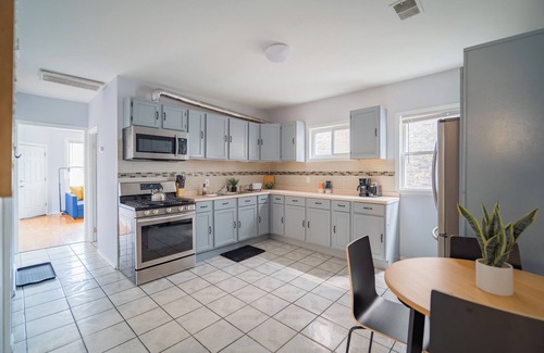 Logan Square Apartamento | ❤️ Lowest Rates! Fun & Stylish 3BR in Logan Square