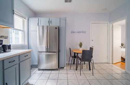 Logan Square Apartamento | ❤️ Lowest Rates! Fun & Stylish 3BR in Logan Square