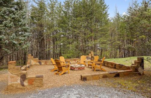 Gatlinburg - Pigeon Forge Casa | Lucky Charm is an inviting 3 bedroom retreat nestled in the woods minutes from the Pkwy!