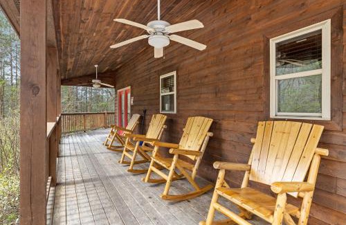 Gatlinburg - Pigeon Forge Casa | Lucky Charm is an inviting 3 bedroom retreat nestled in the woods minutes from the Pkwy!