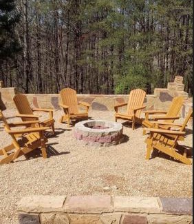 Gatlinburg - Pigeon Forge Casa | Lucky Charm is an inviting 3 bedroom retreat nestled in the woods minutes from the Pkwy!