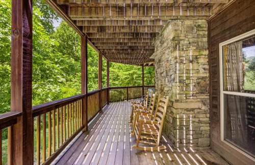 Gatlinburg - Pigeon Forge Casa | Lucky Charm is an inviting 3 bedroom retreat nestled in the woods minutes from the Pkwy!
