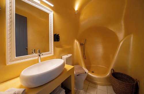 Pyrgos Casa | Luna Santorini Suites