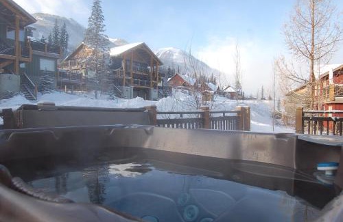 Golden Casa | Lush Mountain Accommodations