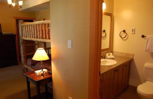 Golden Casa | Lush Mountain Accommodations