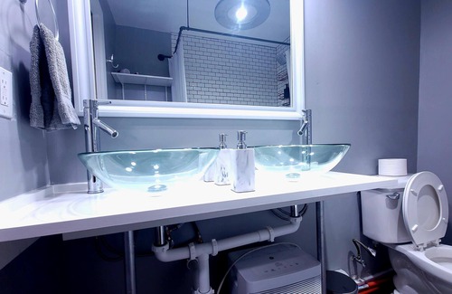 Beacon Apartamento | LUX APT King Bed, washer dryer dishwasher.