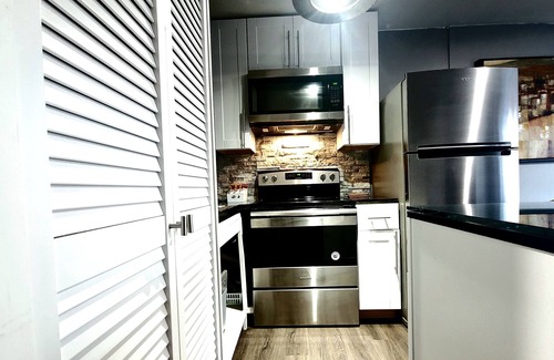 Beacon Apartamento | LUX APT King Bed, washer dryer dishwasher.