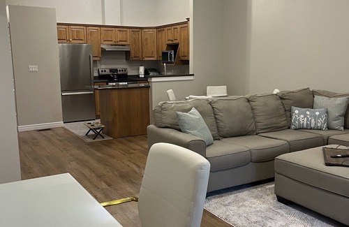 Woodslee Casa | Lux. Modern Blue Heron Home Fireplace, Garage, Pet-Friendly, easily accessible!