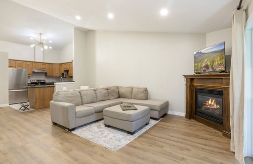 Woodslee Casa | Lux. Modern Blue Heron Home Fireplace, Garage, Pet-Friendly, easily accessible!