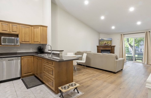 Woodslee Casa | Lux. Modern Blue Heron Home Fireplace, Garage, Pet-Friendly, easily accessible!