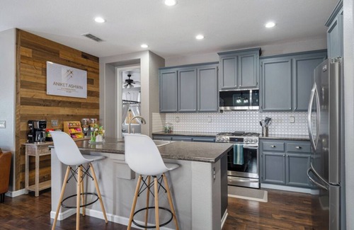 Olivehurst Casa | Lux Retreat w/ Hot Tub/ Game Rm/ BBQ / 4 mins to Toyota Amphitheater & Hard Rock
