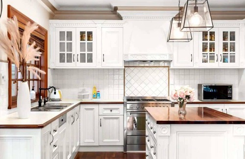 Felixstow Casa | LUX Urban 4-Bedroom, Sleeps 9, with Pool