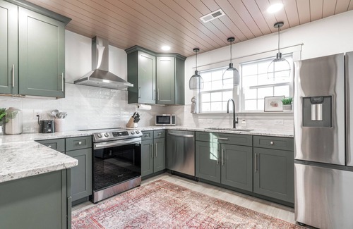 Southmont Casa | Luxe Cottage w/ hot tub + firepit + library near lake. Pet friendly!