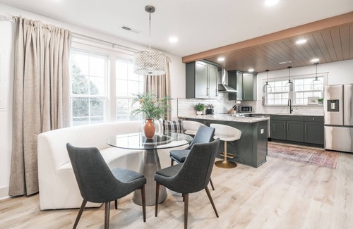 Southmont Casa | Luxe Cottage w/ hot tub + firepit + library near lake. Pet friendly!