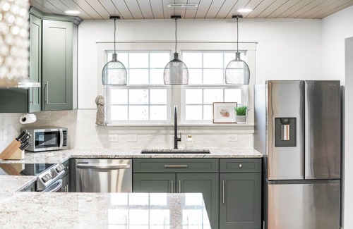 Southmont Casa | Luxe Cottage w/ hot tub + firepit + library near lake. Pet friendly!