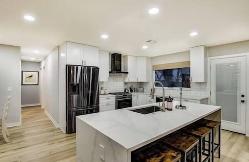 Woodstone Village Casa | Luxe Family Home | Sleeps 7 | South Austin!