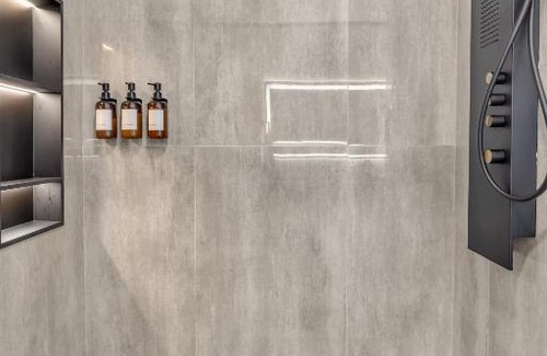 Pittsburgh Villa | Luxe Family Oasis 7 beds 2 and a half Spa like Baths Sleeps 14