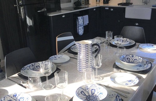 Perth Casa | Nuevo jacuzzi privado de lujo y cancha de tenis. Parece y se siente como un hotel boutique.