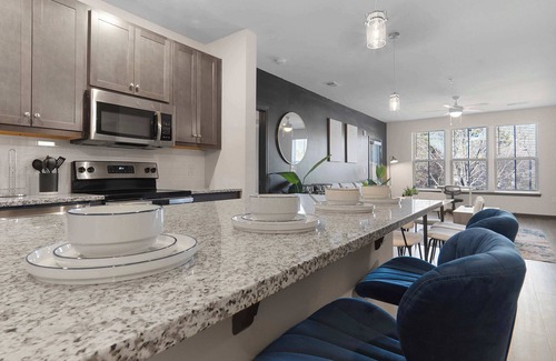 North Raleigh Apartamento | Luxe King 3 Bedroom Suite in North Raleigh!
