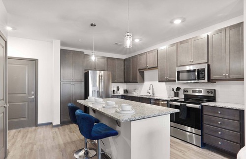 North Raleigh Apartamento | Luxe King 3 Bedroom Suite in North Raleigh!