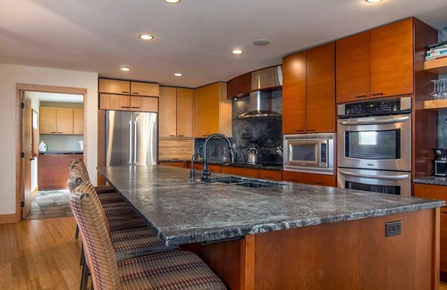 Baldwin Casa | Luxe Lakefront Estate near Minneapolis, Hot Tub, Sauna, Kayaks, Sleeps up to 20