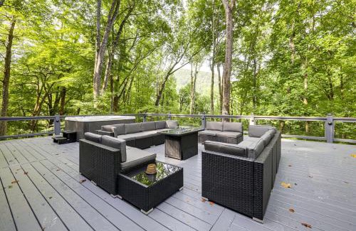 Ridgewood Estates Casa | Luxe Smoky Mountains Cabin with Hot Tub and Views!