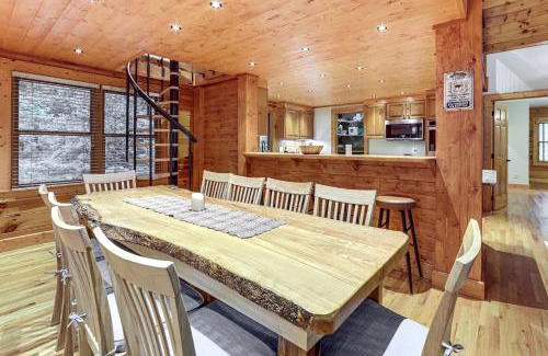 Ridgewood Estates Casa | Luxe Smoky Mountains Cabin with Hot Tub and Views!