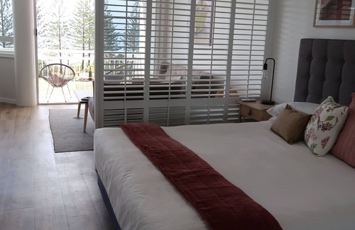 Alexandra Headland Complejo | Luxe Unit with 160 degree ocean and beach views