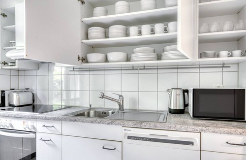 Wipkingen Apartamento | Luxe Wipkingen 3.5 Room w/ Storage & W/D, 2 mins to Market, by Blueground