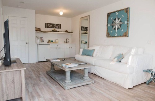 Southampton Hotel | Luxurious 1BR Poolside, Daily Breakfast, Patio