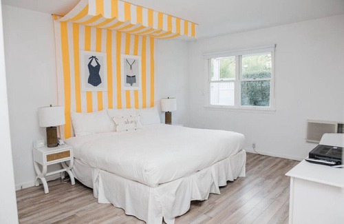 Southampton Hotel | Luxurious 1BR Poolside, Daily Breakfast, Patio