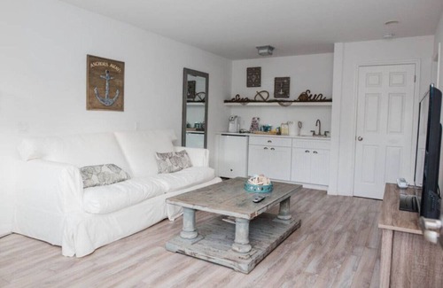 Southampton Hotel | Luxurious 1BR Poolside, Daily Breakfast, Patio