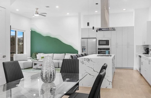 South Central Houston Casa | Luxurious 3 Bed3 Bath near Downtown Houston