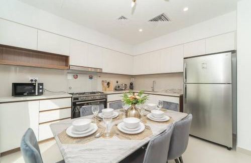 Dubai Villa | Luxurious 3 BR with Maid Room in Arabian Ranches 2