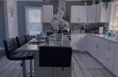 Burbank Casa | Luxurious 4-bedroom house 30min near downtown Chicago