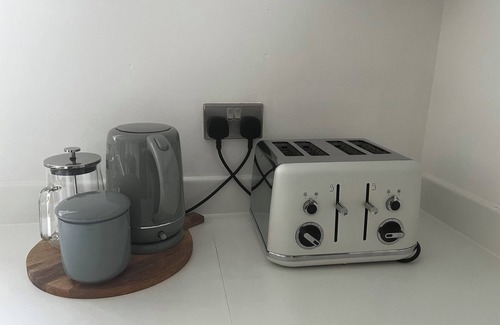 Milton Keynes Casa | Luxurious 4 BH Home Near Willen Lake Ideal for Families & Business Stays!