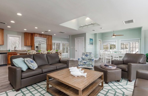 The Pines Casa | Luxurious 6-Bedroom Beach Home with Ocean Views, Game Room & Elevator!