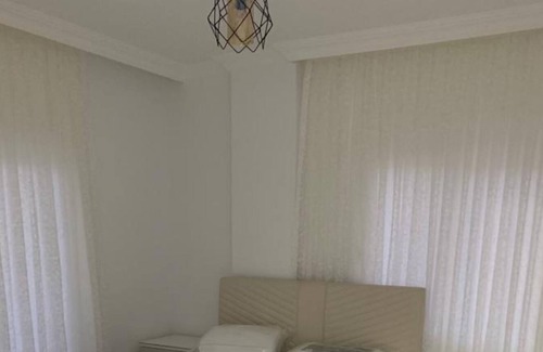 Yenisehir Apartamento | Luxurious apartment in a beautiful, rural area with views of a historic castle..