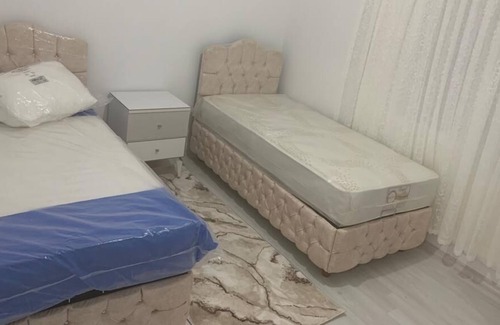 Yenisehir Apartamento | Luxurious apartment in a beautiful, rural area with views of a historic castle..