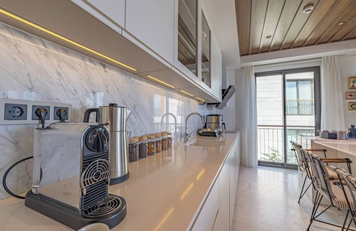 Bodrum City Center Complejo | Luxurious Beachfront Flat with Hotel Amenities Inside a 5-Star Resort
