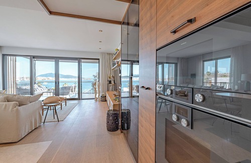 Bodrum City Center Complejo | Luxurious Beachfront Flat with Hotel Amenities Inside a 5-Star Resort