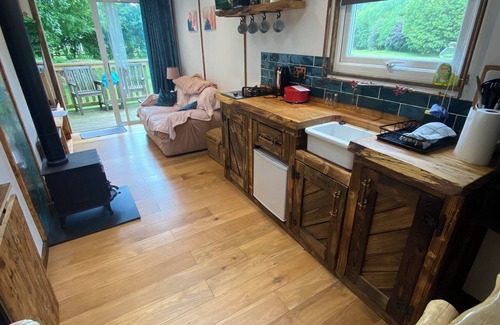 Severn Stoke Casa | Luxurious cozy converted horsebox retreat