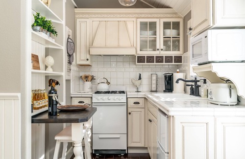 Ukiah Casa | Luxurious Downtown Guest Cottage / 2 Beds / Garden Oasis w/Firepit