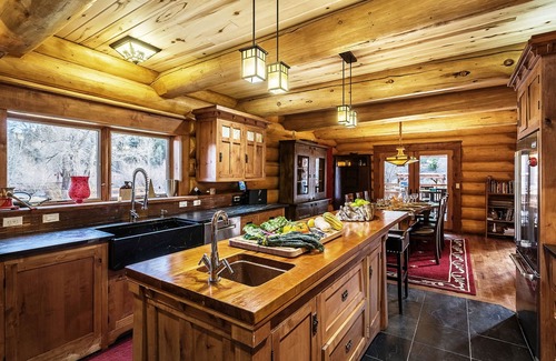 South Fork Hotel | Luxurious log cabin with river views, hot tub, firepit, outdoor areas, & W/D